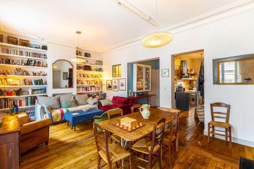GuestReady - Charming Getaway with Terrace في باريس: غرفة معيشة مع طاولة وأريكة