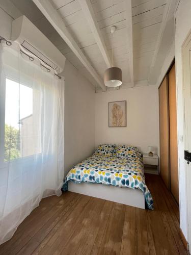 une chambre avec un lit et une fenêtre dans l'établissement Charmante maison idéalement située, centre-ville, à Castres