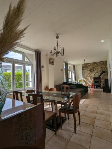 une salle à manger et un salon avec une table et des chaises dans l'établissement Un rêve à la mer, à Plestin-les-Grèves