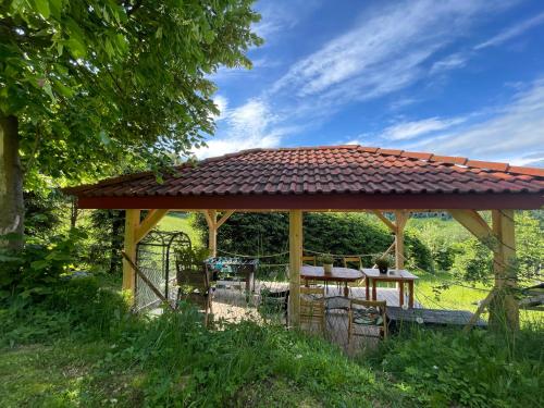 KamesznicaにあるZakątek Słoneczny pod Baranią Górąの木造の屋根の見晴台