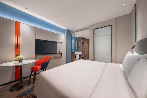 a hotel room with a large bed and a table at Holiday Inn Express Beijing Zhongguancun Tech Park by IHG l Next to The Old Summer Palace & Beijing Sport University l Taxi 10 Minutes to Summer Palace & Peking University & Tsinghua University in Beijing