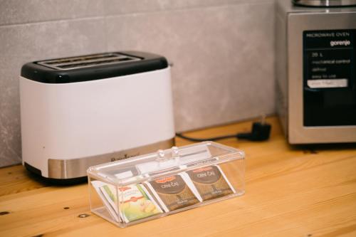 Apartments Lungo Mare Ulcinjにあるコーヒーまたはお茶