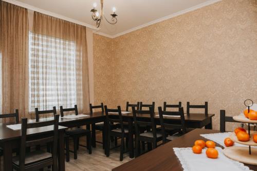 uma sala de jantar com mesas e cadeiras com laranjas em LOFT Home em Daugavpils