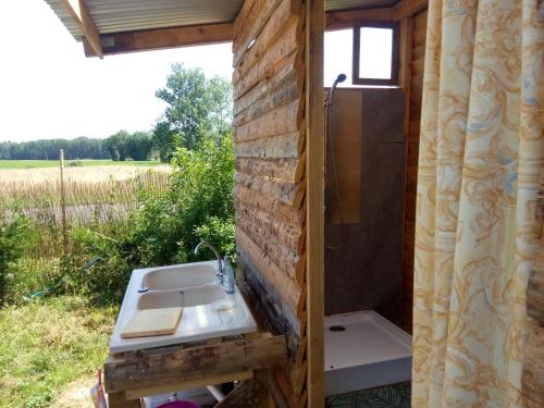 La salle de bains est pourvue d'un lavabo et d'un mur en briques. dans l'établissement Scout-2, à Le Fay