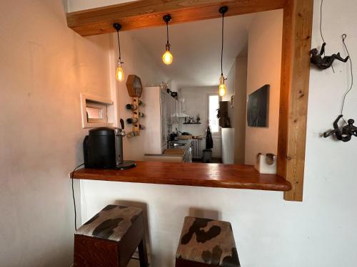 - une cuisine avec un comptoir et 2 chaises dans une pièce dans l'établissement Appartement de standing sur les hauteurs, à Briançon