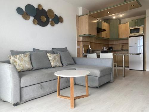 a living room with a couch and a table at Garden City Seaview Las Americas in Playa Fañabe