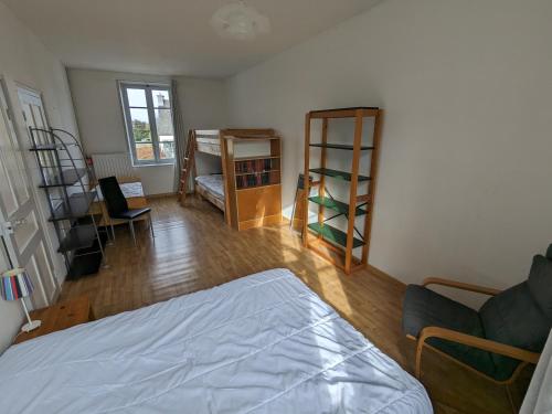 une chambre avec un lit et un salon dans l'établissement Un rêve à la mer, à Plestin-les-Grèves