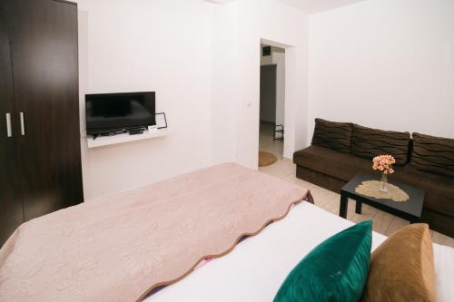 Apartments Lungo Mare Ulcinjにあるテレビまたはエンターテインメントセンター