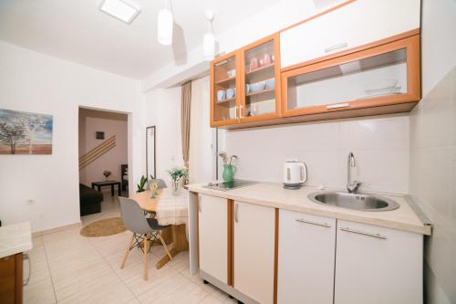 Apartments Lungo Mare Ulcinjにあるキッチンまたは簡易キッチン