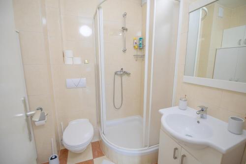 Ένα μπάνιο στο Apartman Nora