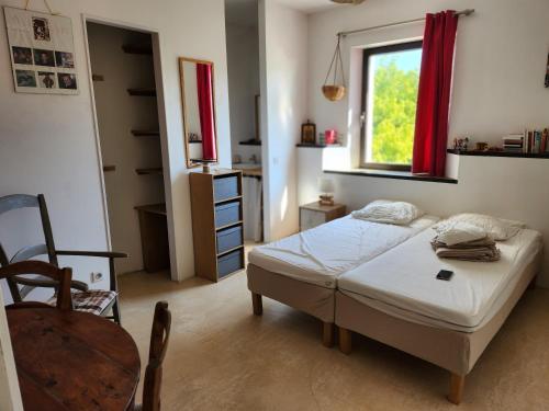 une petite chambre avec un lit et une fenêtre dans l'établissement Grand mas provencal tout confort, à Carpentras