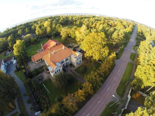 eine Luftansicht eines großen Hauses mit einer Straße in der Unterkunft Villa Leonardo in Ventspils