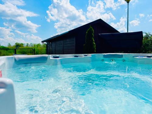 una gran piscina con un edificio en el fondo en ROYAL VILLA - Adults Only - Pokoje z widokiem na Zalew Wiślany-Grupa PlażoweLove, en Krynica Morska