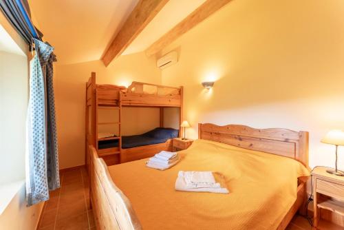 1 dormitorio con 1 litera y 2 literas en Lou Recati La Ribelle En Provence, en LʼIsle-sur-la-Sorgue