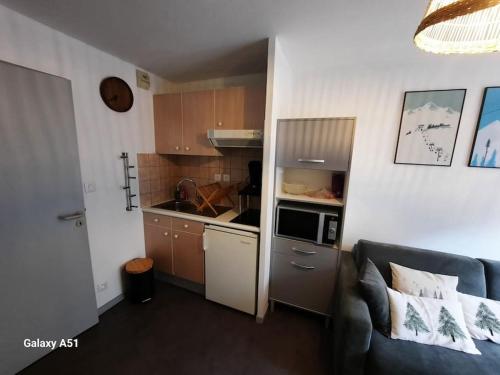 - une petite cuisine avec un canapé dans l'établissement Studio 4 pers avec parking souterrain, à Cauterets