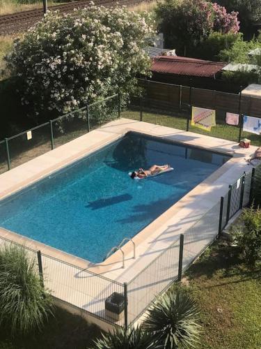 - une vue sur la piscine pour 2 personnes dans l'établissement Festival de Cannes Beau 2 p piscine, plage de sable, à Vallauris