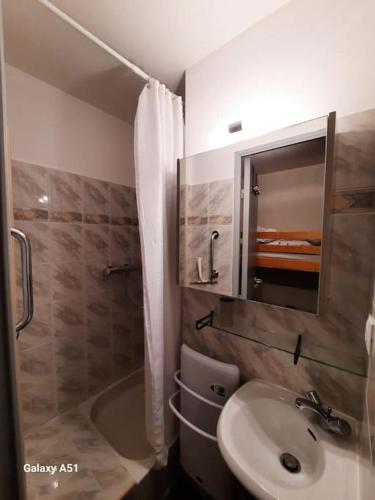 une salle de bain avec un lavabo, une douche et des toilettes dans l'établissement Studio 4 pers avec parking souterrain, à Cauterets