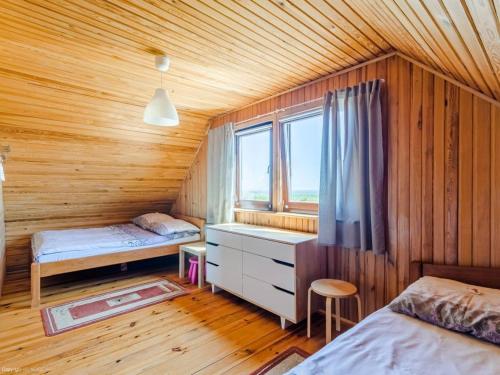 Pokój z 2 łóżkami, biurkiem i oknem w obiekcie Domki nad morzem Kąty Rybackie w Kątach Rybackich