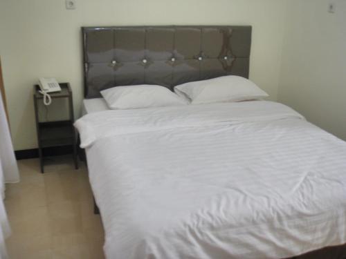 Una cama o camas en una habitación de Dena Hotel