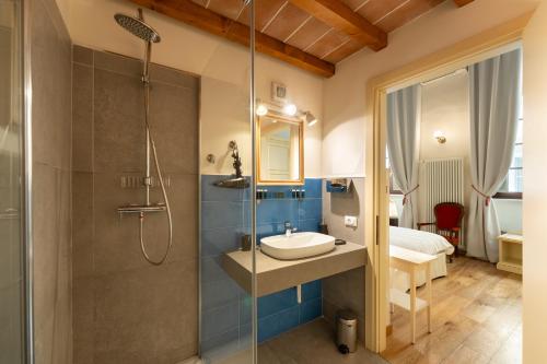 a bathroom with a sink and a shower at Palazzo D'Ambra Residenza d'Epoca in Florence
