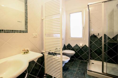 カポリーヴェリにあるLo Scoglio - Goelbaのバスルーム(洗面台、トイレ付)
