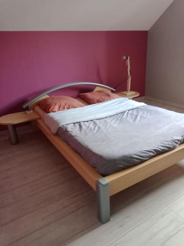 un petit enfant qui dort dans un lit dans une chambre dans l'établissement Bienvenue chez vous !, à Jugeals-Nazareth