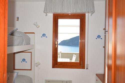 a window in a kitchen with a view of the ocean at Moneglia - Le Case di Bart in Moneglia