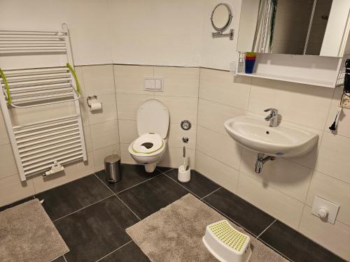Bilik mandi di Ferienwohnung Mauerblume