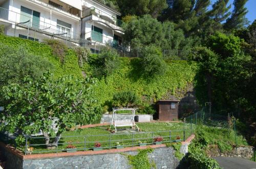 a garden with a bench in front of a building at Moneglia - Le Case di Bart in Moneglia