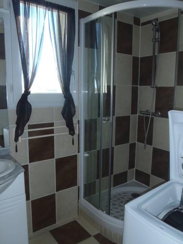 une salle de bain avec une douche et un lavabo et une fenêtre dans l'établissement APPT 3 PCES MEZ 45m2 + TERRASSE 7m2 REF 4007, à Le Castellas