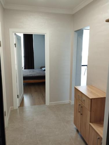 ein Zimmer mit einem Schlafzimmer mit einem Bett und einem Spiegel in der Unterkunft VIP квартира ЖК Київ Скай Рівненська, 4 in Luzk