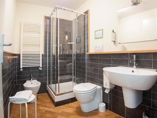 een badkamer met een wastafel, een toilet en een douche bij Residenza Viani Guest House in La Spezia