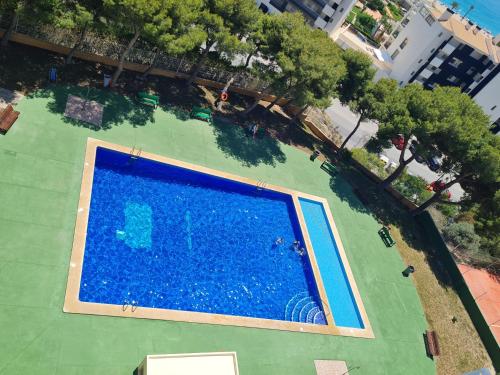 Výhľad na bazén v ubytovaní Apartamento con vistas al mar alebo v jeho blízkosti