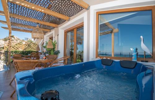 凱勒西的住宿－Casa di Cuore - Beachfront，带有天鹅的房屋内的按摩浴缸