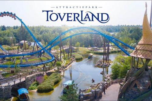 a view of a roller coaster at a theme park at Family vibes, op 5 sterren vakantiepark in Limburg in Sevenum