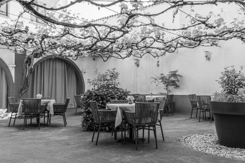 un grupo de mesas y sillas en un patio en Hotel Mrak Superior, en Liubliana