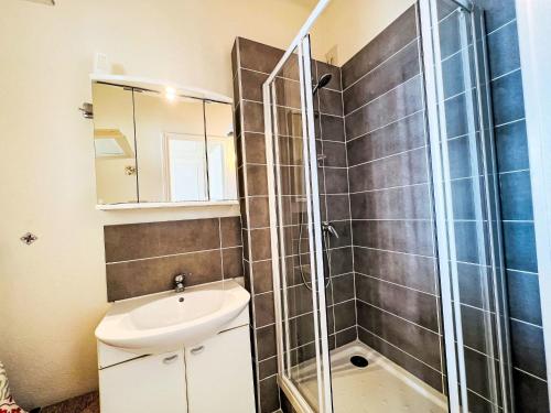 une salle de bain avec un lavabo et une douche dans l'établissement Apartment Le Caneton-3 by Interhome, à Cabourg