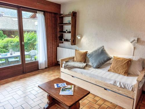Sala de estar con cama y mesa en Apartment Les Grets-4 by Interhome en Saint-Gervais-les-Bains