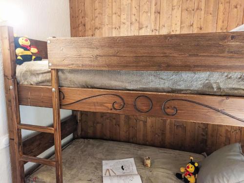 un lit superposé en bois avec des jouets en peluche dessus dans l'établissement Apartment Les G'rets-4 by Interhome, à Saint-Gervais-les-Bains