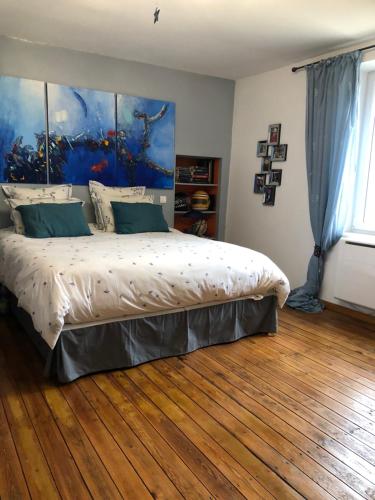 une chambre avec un lit avec un tableau sur le mur dans l'établissement Mas en Provence, à Mondragon