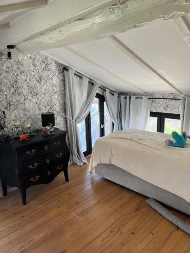 - une chambre avec un lit et une table avec un ordinateur portable dans l'établissement Comme à la maison, à Lantosque