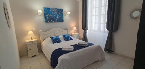 a bedroom with a bed with two towels on it at Maison du Baron - Centre historique de RUOMS in Ruoms