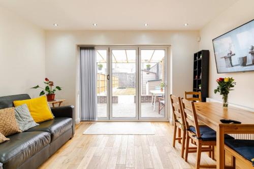 TV a/nebo společenská místnost v ubytování Quiet Private Homestay, Central Birmingham