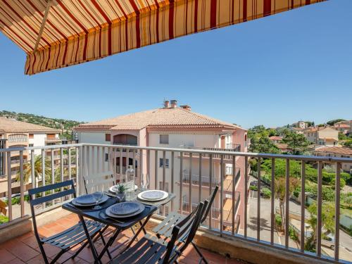 un patio avec une table et des chaises sur un balcon dans l'établissement Apartment La Palmeraie II-1 by Interhome, à Sainte-Maxime