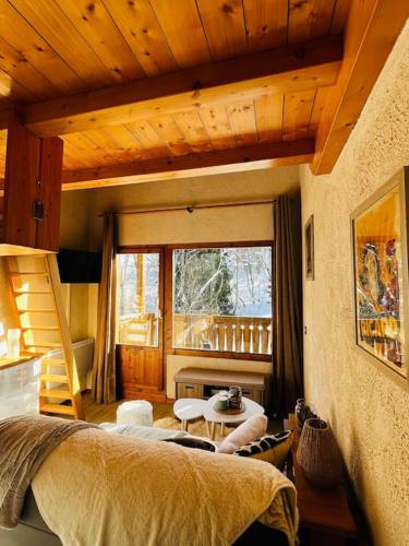 une chambre avec un lit, une table et une fenêtre dans l'établissement Appartement Calme et Chaleureux, à Demi-Quartier