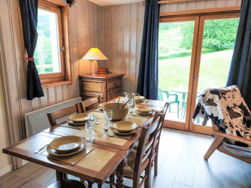 une salle à manger avec une table en bois et des chaises dans l'établissement Apartment Le Parc du Mont Joly-3 by Interhome, à Saint-Gervais-les-Bains