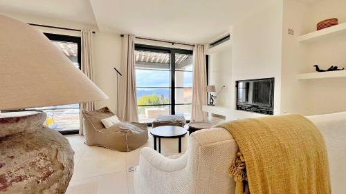 un salon avec un canapé, une chaise et une télévision dans l'établissement Harmony by Zantos Montauroux, à Montauroux