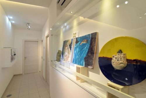 una galería con pinturas en la pared en un pasillo en Santi e Saraceni Rooms, en Salerno