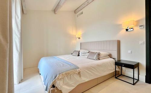 - une chambre blanche avec un lit et une table de nuit dans l'établissement Harmony by Zantos Montauroux, à Montauroux