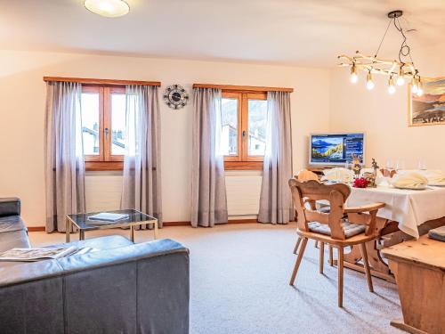 TV a/nebo společenská místnost v ubytování Apartment Chesa Polaschin B - B10 - Sils by Interhome